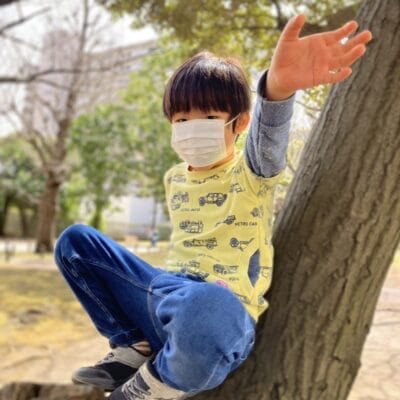 iphone se 3 ポートレートモード撮影例1 | iphone review.jp iPhone SE 3 ポートレートモード撮影例1。木登りしている少年を撮影してみました。