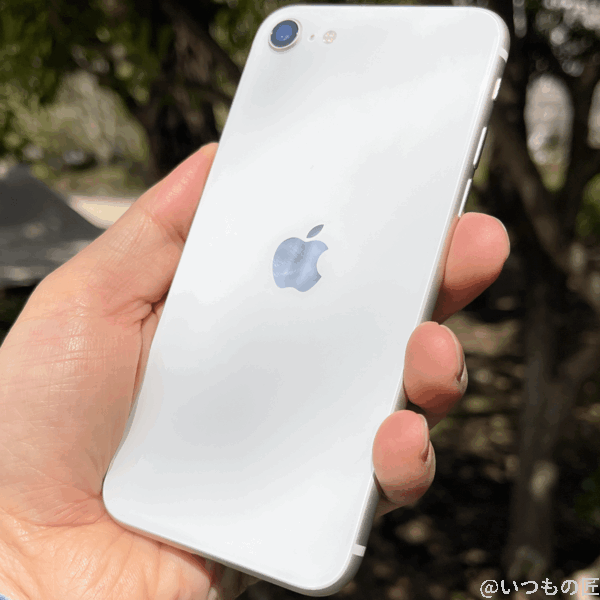 筆者のiPhone SE 第3世代(外出先で撮影)。白い背面と薄いボディがお気に入り。