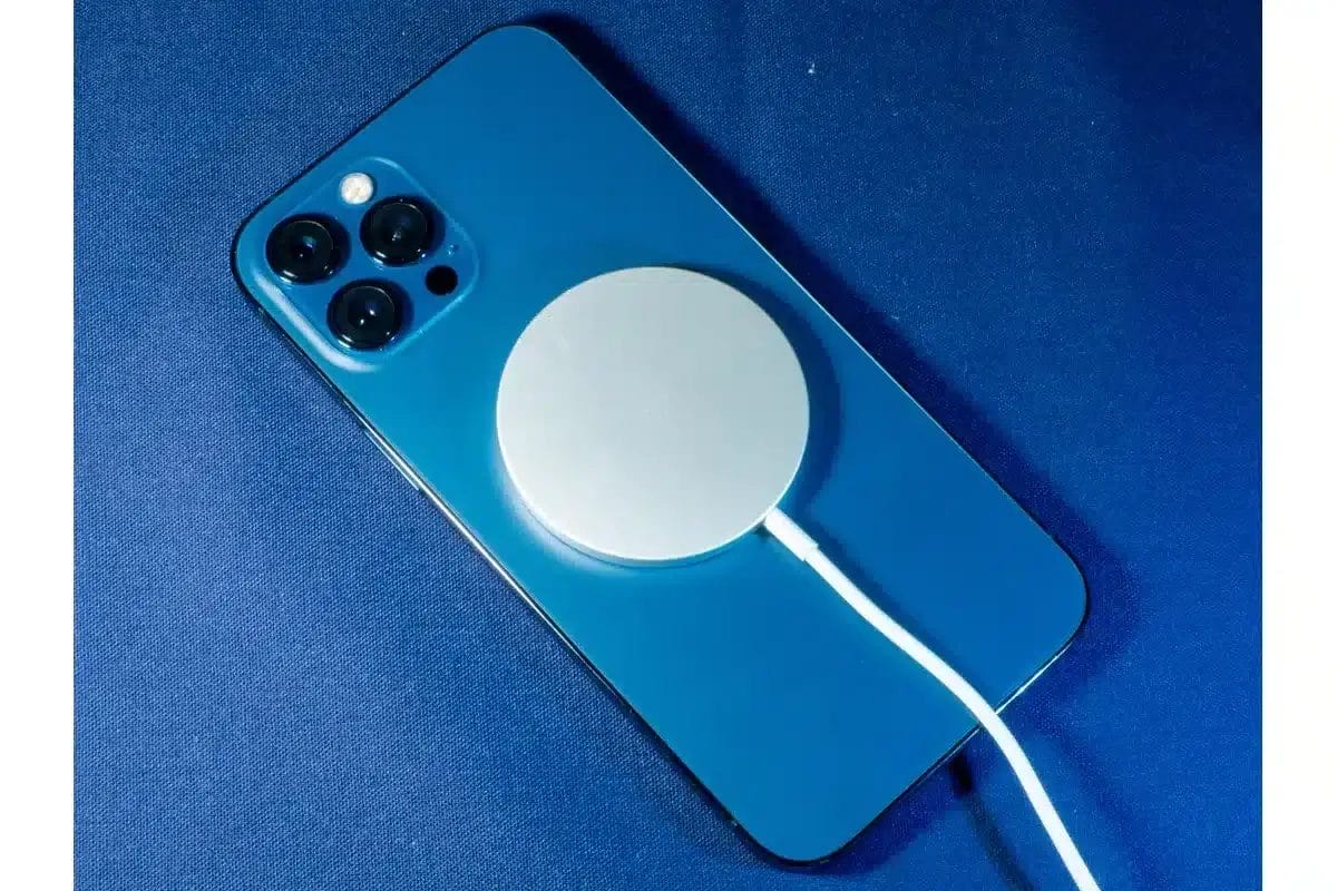 iphone 12 pro maxをmagsafeで充電する様子 | iphone review.jp iPhone 12 Pro MAXをMagSafeで充電する様子です。貼り付ける手軽さは良いですが、とても高価です。