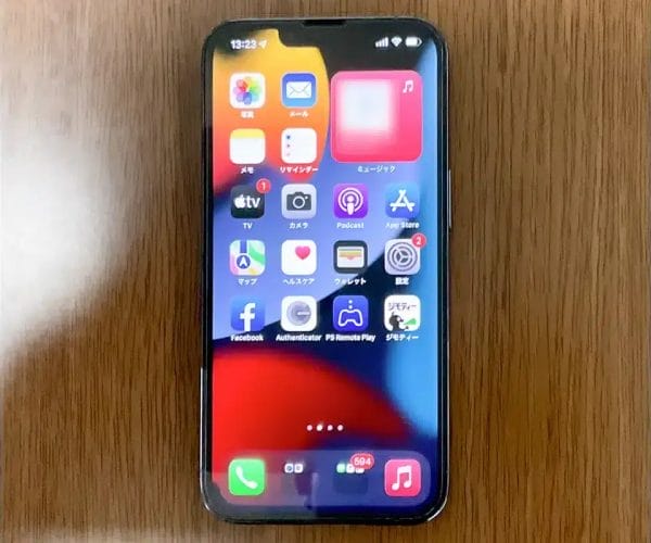 iPhone13 Pro 本体のホーム画面。とにかく画面の綺麗さが目立ちます。