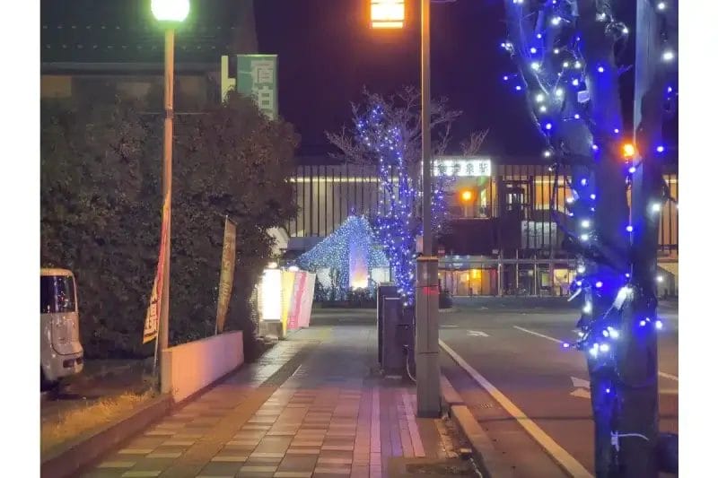 iphone13-night-mode-photo | iphone review.jp ナイトモードで撮影した夜景を撮影した場合は、通常のママではライト部分の白飛びが厳しいです。