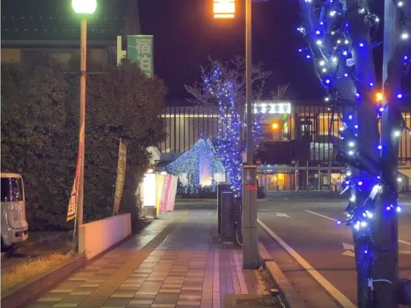 ナイトモードで撮影した夜景を撮影した場合は、通常のママではライト部分の白飛びが厳しいです。