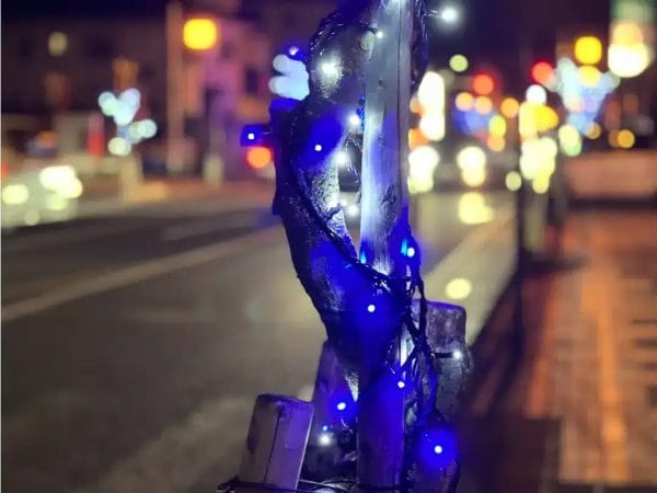 ナイトモード＋望遠レンズで撮影したライト群は、幻想的な表現になります。