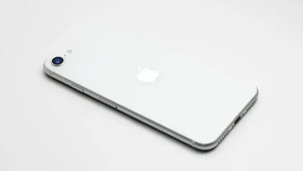 筆者が保有するiphone se 第2世代(ホワイト) 遠目 | iphone review.jp iPhone SE 第2世代 ホワイトの写真。縁が丸いタイプです。