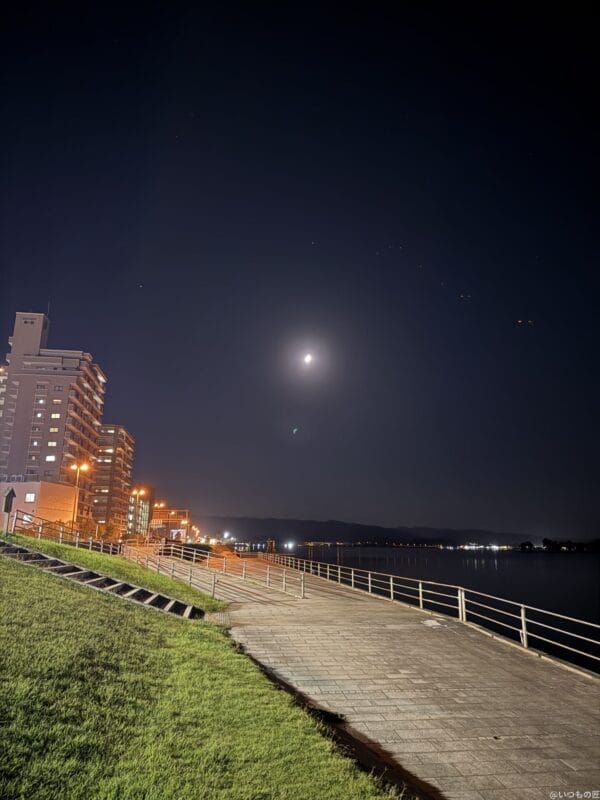 iphone 16 pro maxでズーム撮影した夜景写真 | iphone review.jp iPhone 16 Pro/16 Pro Max カメラ iPhone 16 Pro Maxでズーム撮影した夜景写真