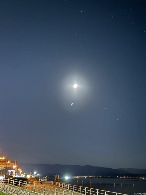 iphone 16 pro maxでズーム撮影した夜景写真 | iphone review.jp iPhone 16 Pro/16 Pro Max カメラ iPhone 16 Pro Maxでズーム撮影した夜景写真