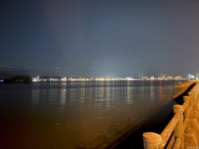 iphone 16でズーム撮影した夜景写真 | iphone review.jp iPhone 16/16 Plus カメラ iPhone 16でズーム撮影した夜景写真