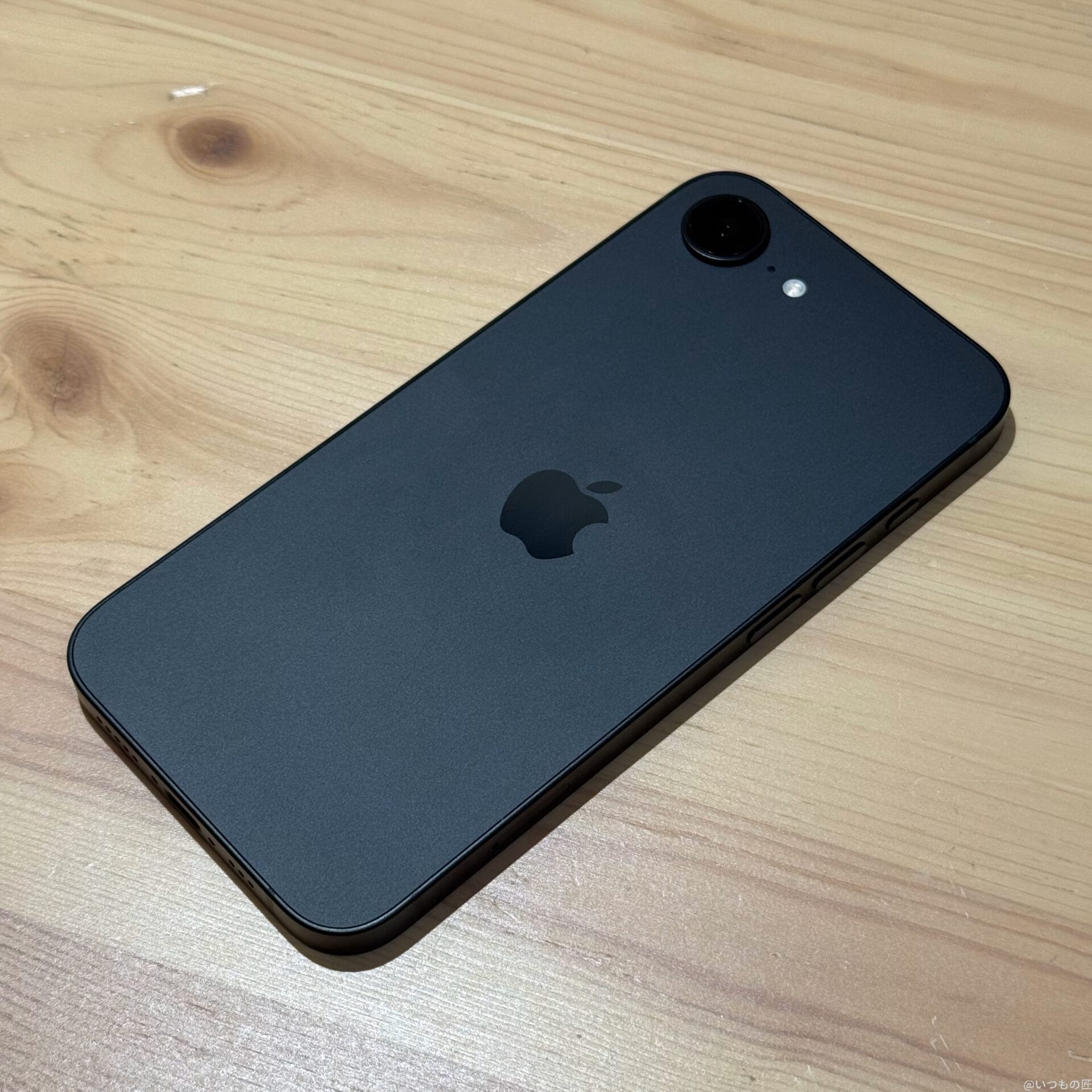 iphone16e 本体写真(ななめ) | iphone review.jp iPhone16e 本体写真 背面デザイン