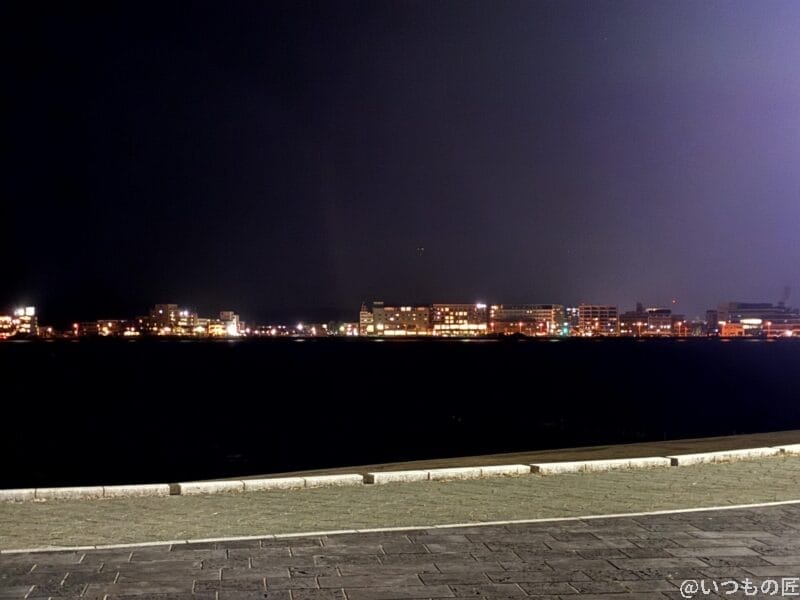 iphone16eで暗所撮影した写真 | iphone review.jp iPhone16e カメラ iPhone16eで暗所撮影した写真