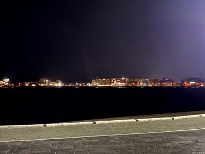 iphone16eで暗所撮影した写真 | iphone review.jp iPhone16e カメラ iPhone16eで暗所撮影した写真