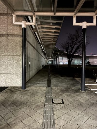 iphone16eで暗所撮影した写真 | iphone review.jp iPhone16e カメラ iPhone16eで暗所撮影した写真