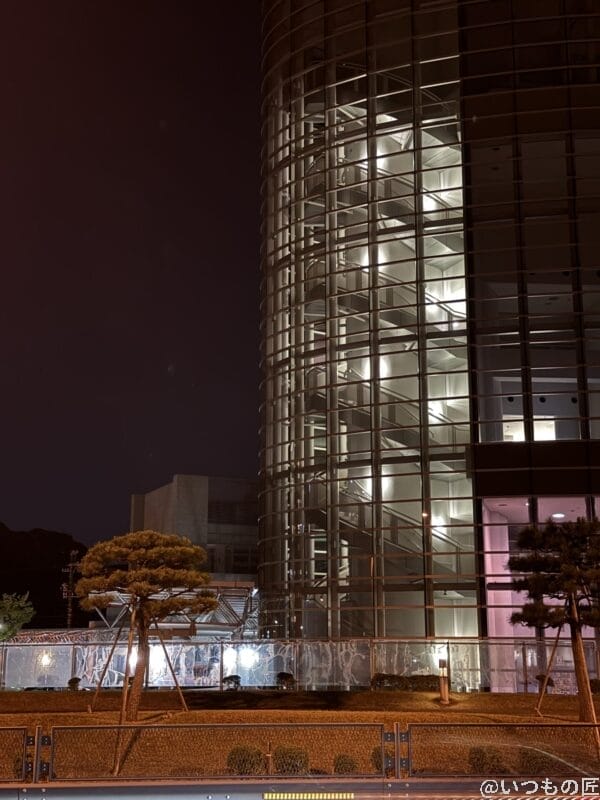 真夜中に白く光るビル | iphone review.jp iPhone 17 Pro カメラ 真夜中に白く光るビル