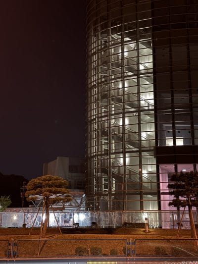 真夜中に白く光るビル | iphone review.jp iPhone 17 Pro カメラ 真夜中に白く光るビル