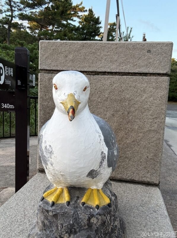 鳥の銅像を収めた一枚 | iphone review.jp iPhone 17 Pro カメラ 鳥の銅像を収めた一枚