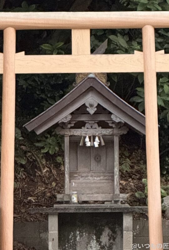 道端の鳥居を収めた一枚 | iphone review.jp iPhone 17 Pro カメラ 道端の鳥居を収めた一枚