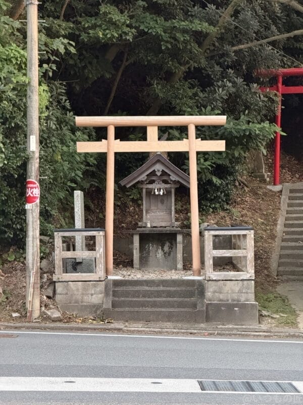 道端の鳥居を撮影した写真 | iphone review.jp iPhone 17 Pro カメラ 道端の鳥居を撮影した写真