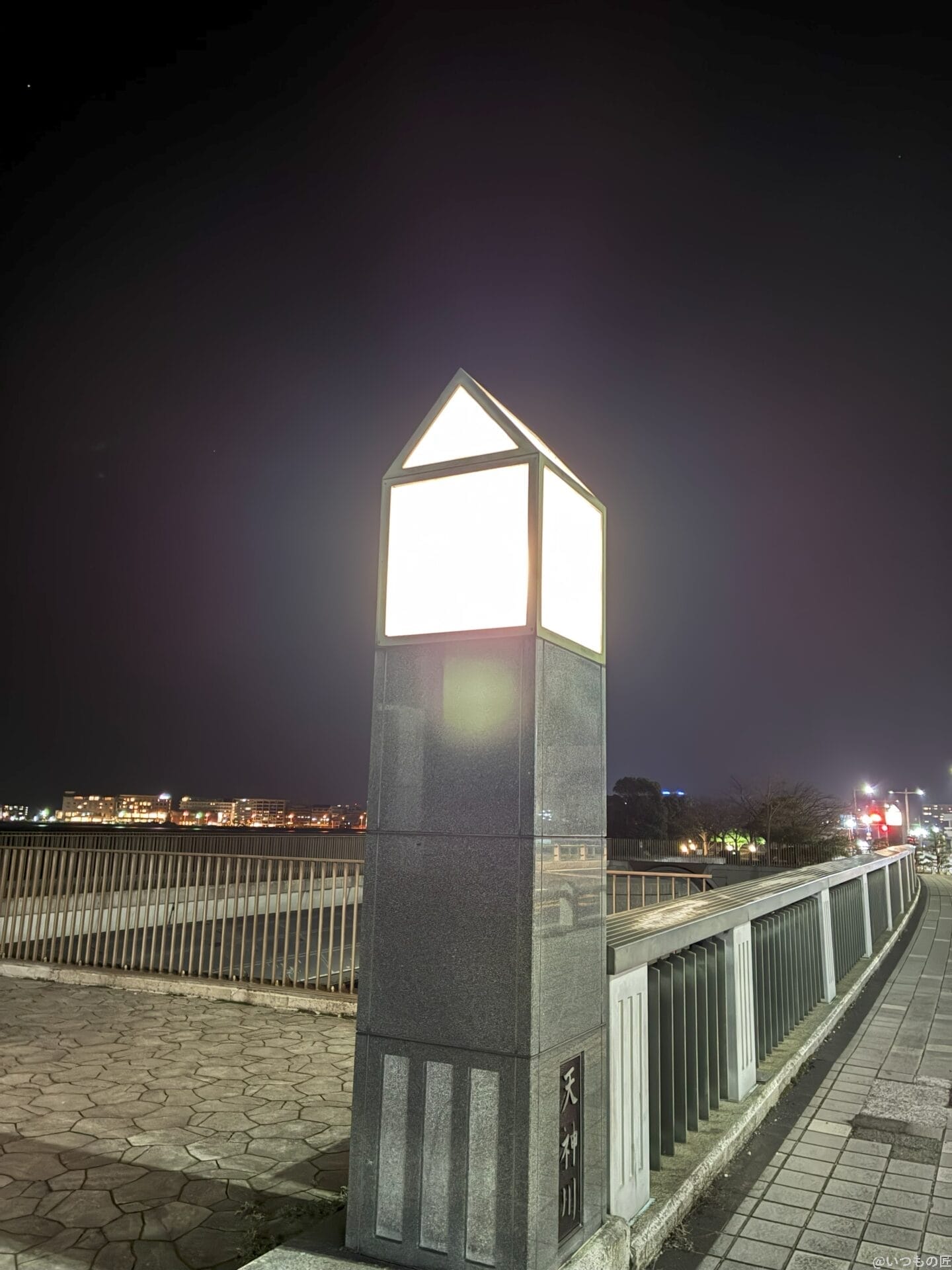 暗闇で光る照明灯 | iphone review.jp iPhone 17 Pro カメラ 暗闇で光る照明灯