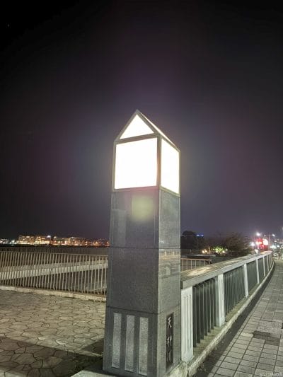 暗闇で光る照明灯 | iphone review.jp iPhone 17 Pro カメラ 暗闇で光る照明灯