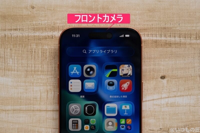 木製の机の上に置かれたiphone 17 pro | iphone review.jp iPhone 17 Pro カメラ 木製の机の上に置かれたiPhone 17 Pro