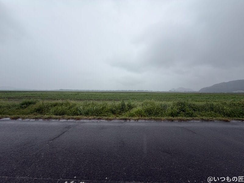 iPhone 17 Pro カメラ 今にも雨が降りそうな曇り空の道路