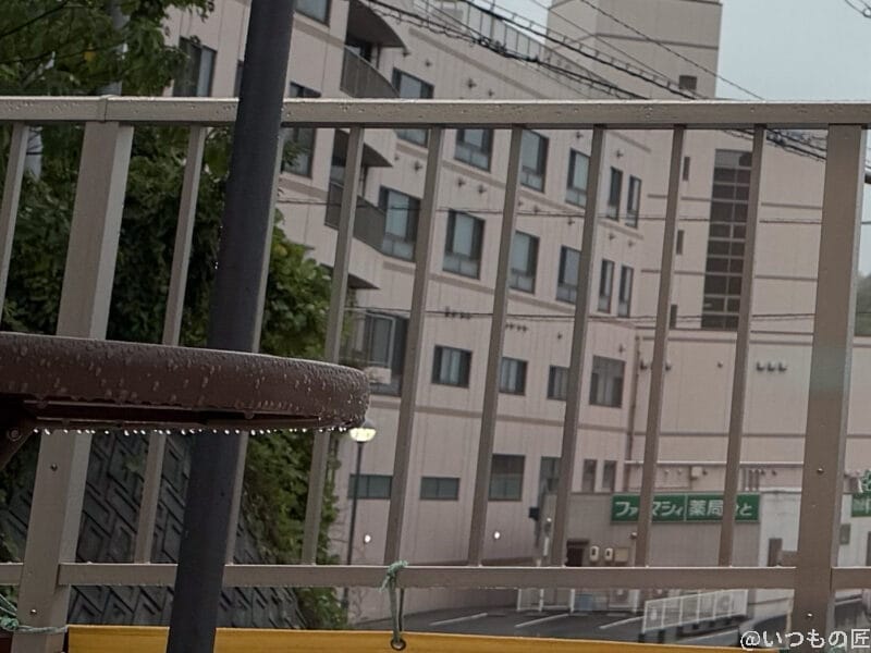 雨降りの様子を窓際から捉えた一枚 | iphone review.jp iPhone 17 Pro カメラ 雨降りの様子を窓際から捉えた一枚