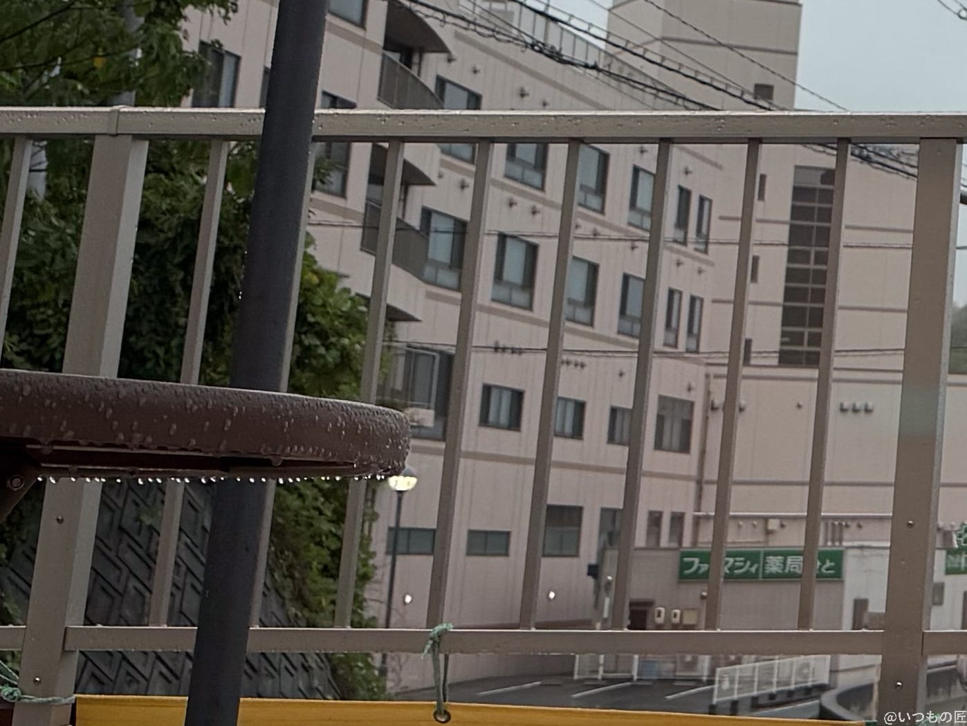 雨降りの様子を窓際から捉えた一枚 | iphone review.jp iPhone 17 Pro カメラ 雨降りの様子を窓際から捉えた一枚