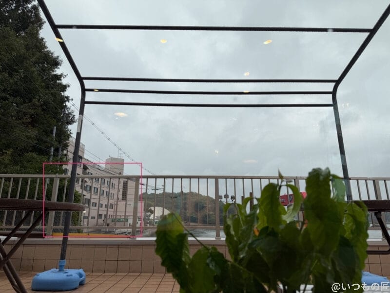 雨降りの様子を窓際から捉えた一枚 | iphone review.jp iPhone 17 Pro カメラ 雨降りの様子を窓際から捉えた一枚