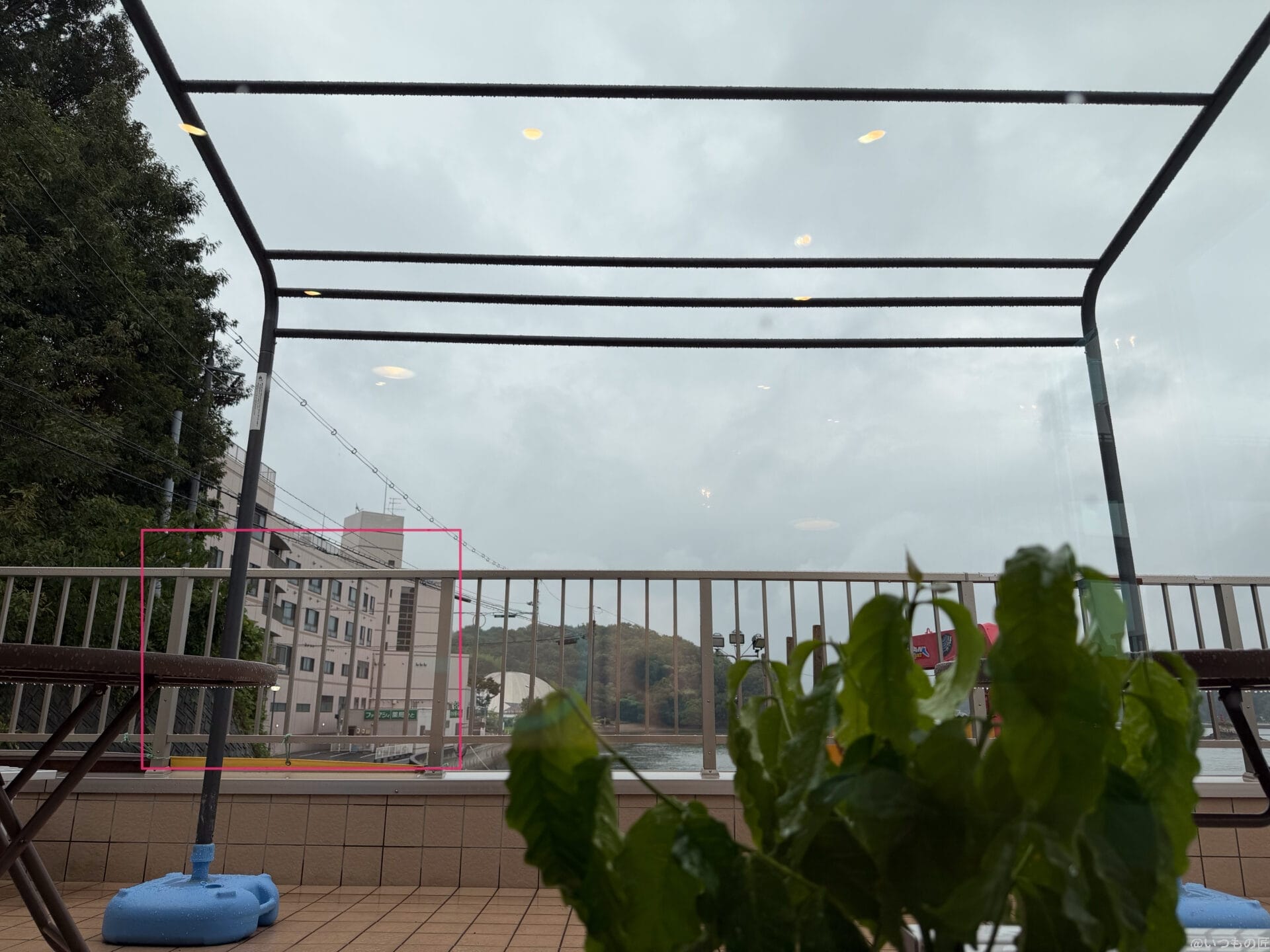 iPhone 17 Pro カメラ 雨降りの様子を窓際から捉えた一枚