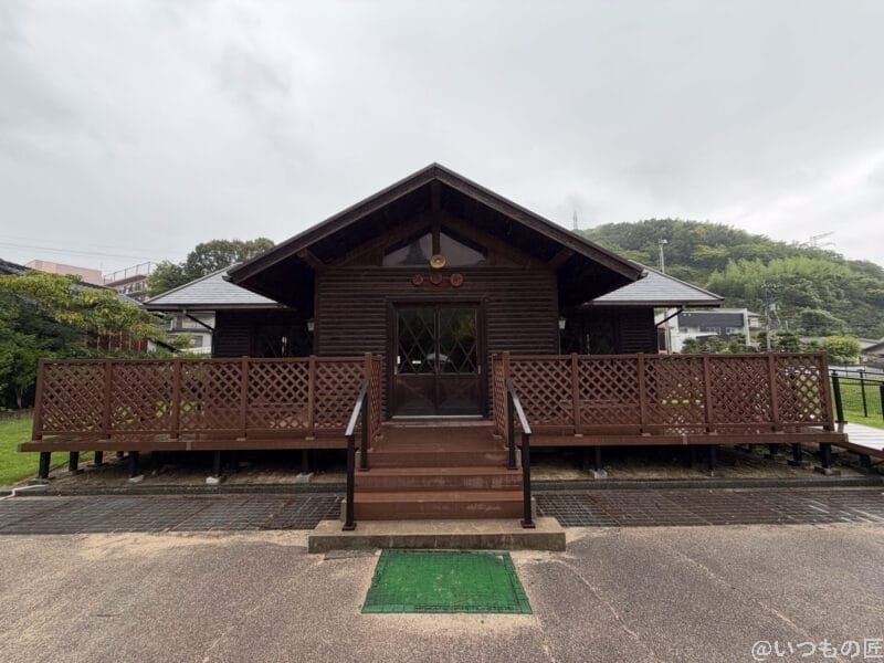 曇り空の下の屋外休憩所 | iphone review.jp iPhone 17 Pro カメラ 曇り空の下の屋外休憩所