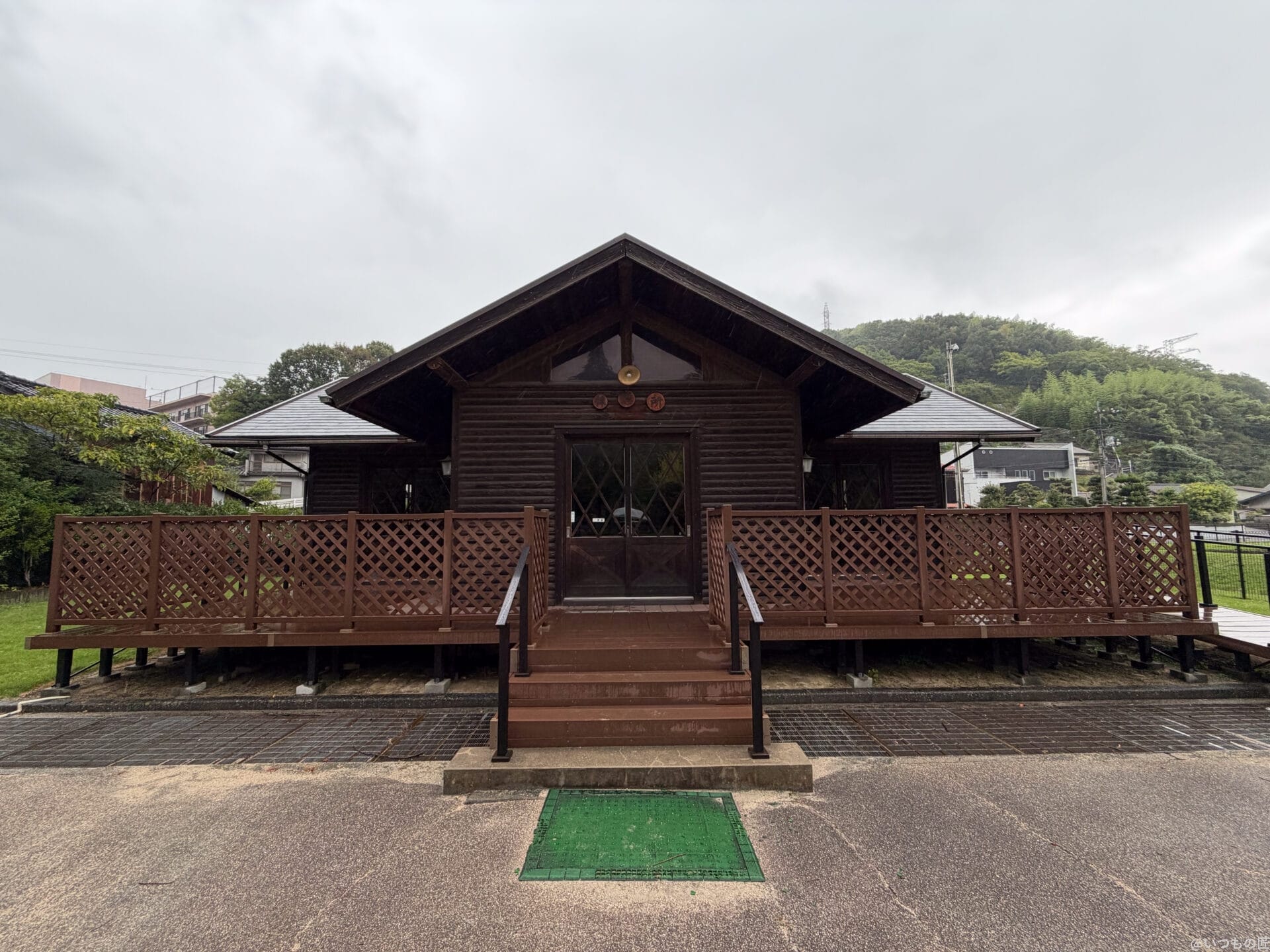 iPhone 17 Pro カメラ
曇り空の下の屋外休憩所