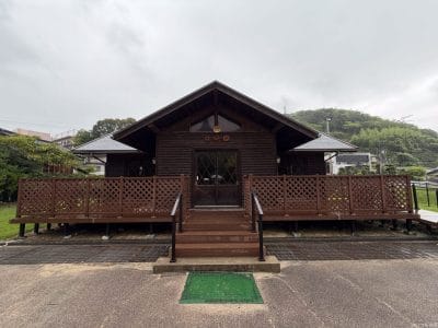 曇り空の下の屋外休憩所 | iphone review.jp iPhone 17 Pro カメラ 曇り空の下の屋外休憩所