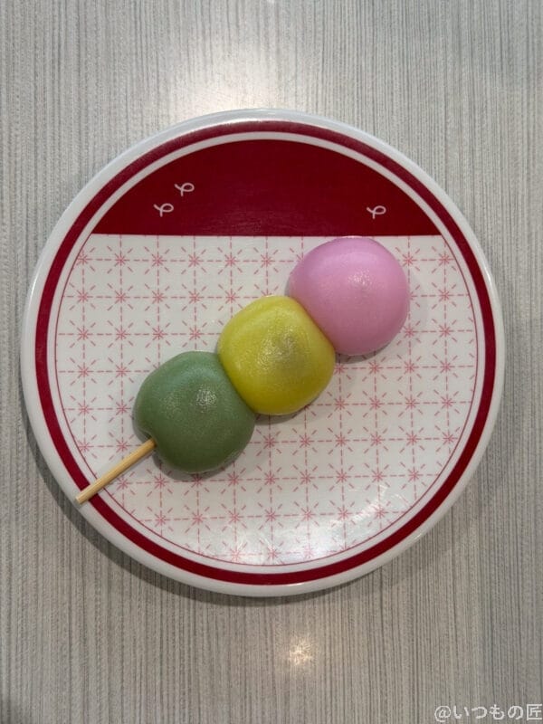 皿の上の三色団子 | iphone review.jp iPhone 17 Pro カメラ 皿の上の三色団子