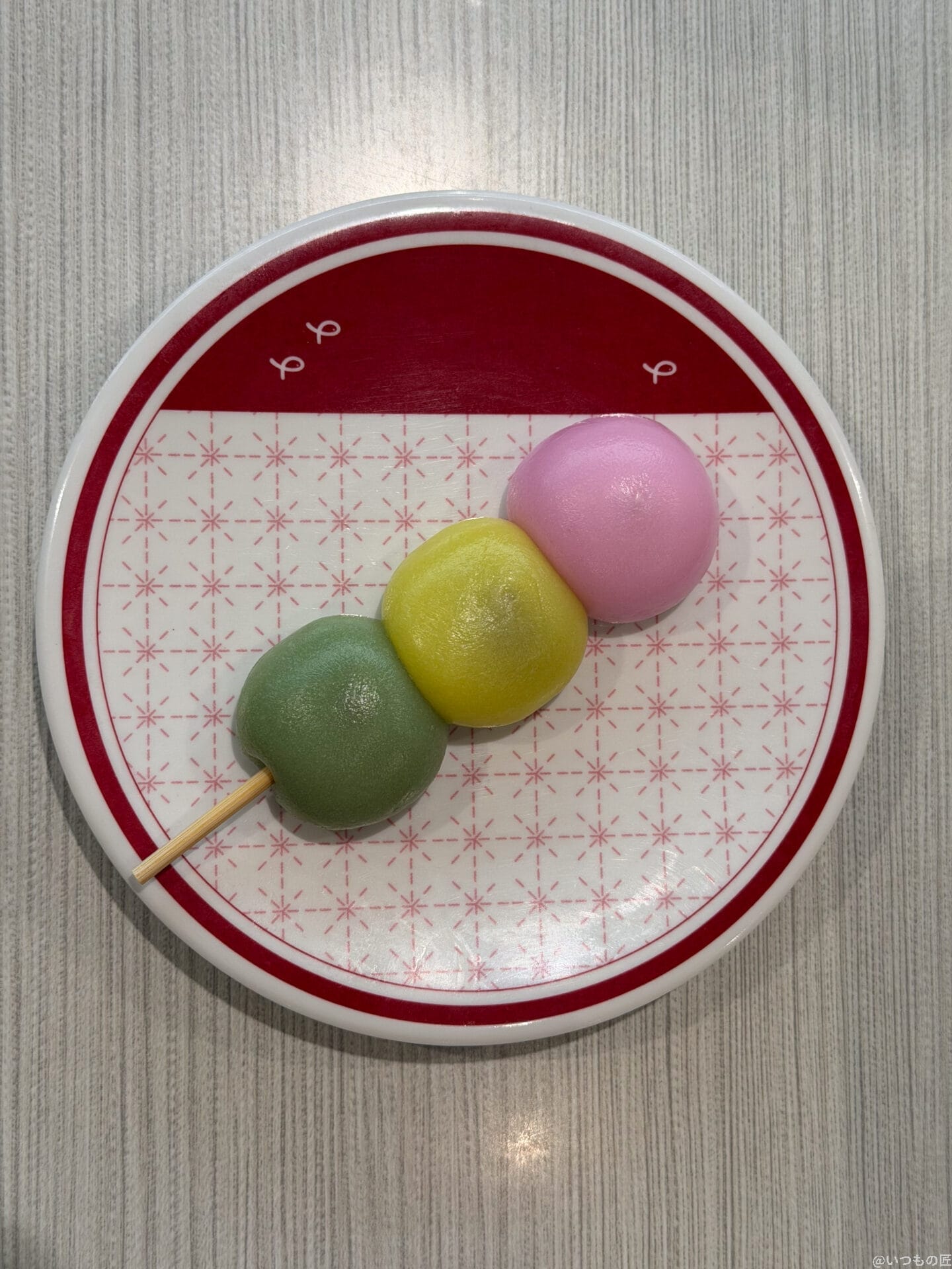 iPhone 17 Pro カメラ
皿の上の三色団子