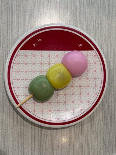 皿の上の三色団子 | iphone review.jp iPhone 17 Pro カメラ 皿の上の三色団子