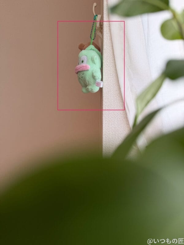 壁に掛けたマスコット人形 | iphone review.jp iPhone 17 Pro カメラ 壁に掛けたマスコット人形