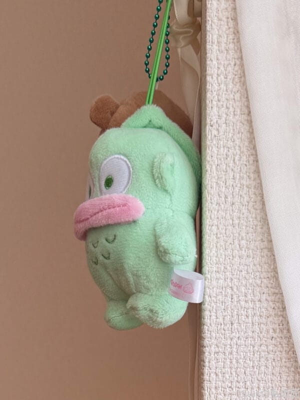 壁に掛けたマスコット人形 | iphone review.jp iPhone 17 Pro カメラ 壁に掛けたマスコット人形