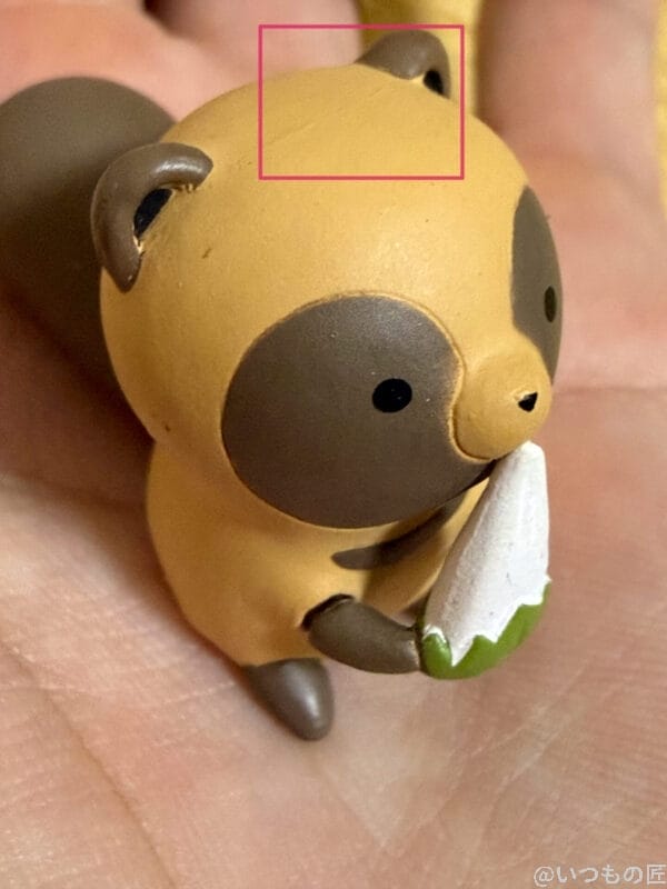 手のひらの上の狸のマスコット人形尾 | iphone review.jp iPhone 17 Pro カメラ 手のひらの上の狸のマスコット人形尾