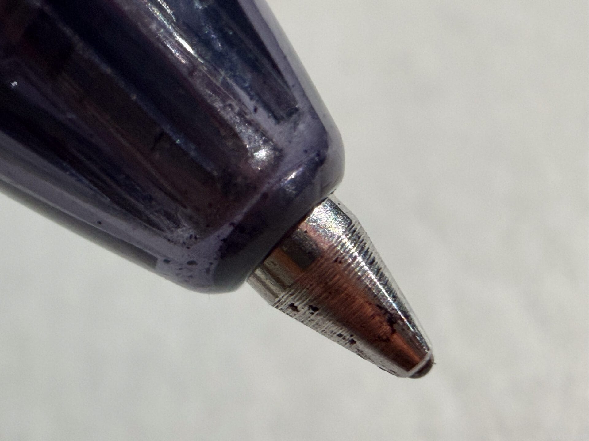 iPhone 17 Pro カメラ
黒のボールペンの先端