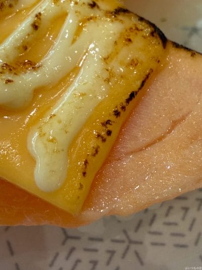 サーモンの上のとろけたチーズ | iphone review.jp iPhone 17 Pro カメラ サーモンの上のとろけたチーズ