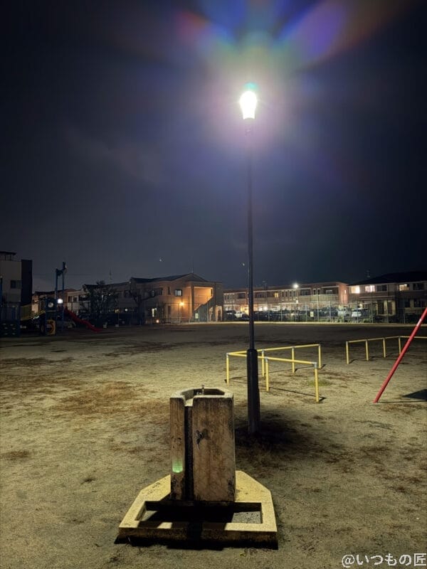 夜の公園の水飲み場 | iphone review.jp iPhone 17 Pro カメラ 夜の公園の水飲み場