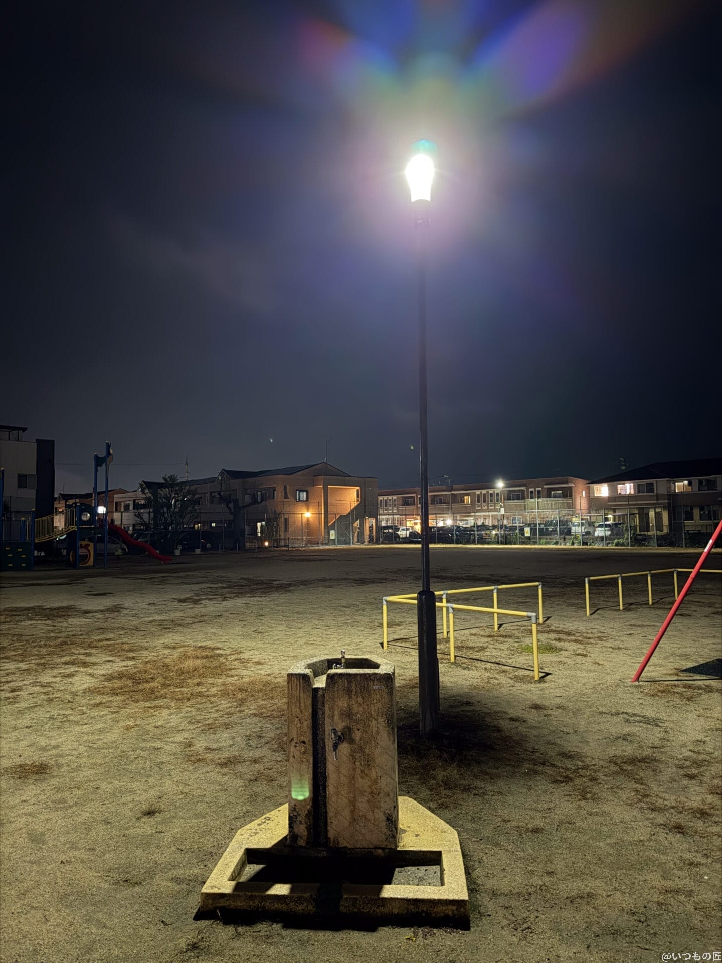 夜の公園の水飲み場 | iphone review.jp iPhone 17 Pro カメラ 夜の公園の水飲み場