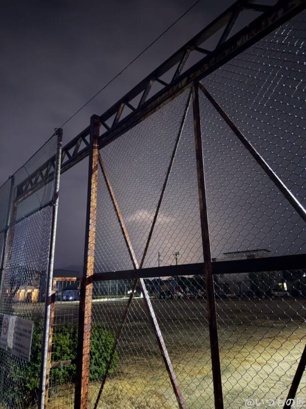 夜の運動場の錆びたフェンス | iphone review.jp iPhone 17 Pro カメラ 夜の運動場の錆びたフェンス