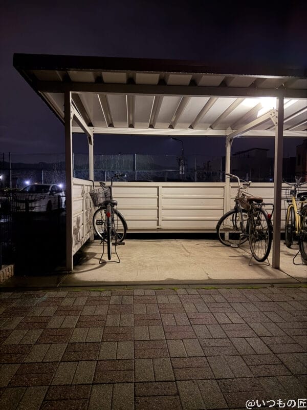 iPhone 17 Pro カメラ 夜の駐輪場