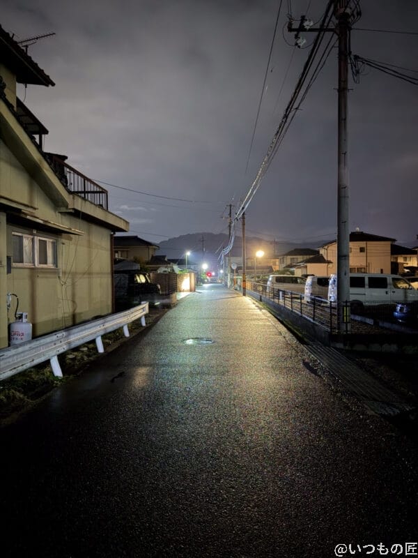 iPhone 17 Pro カメラ 雨に濡れたアスファルト