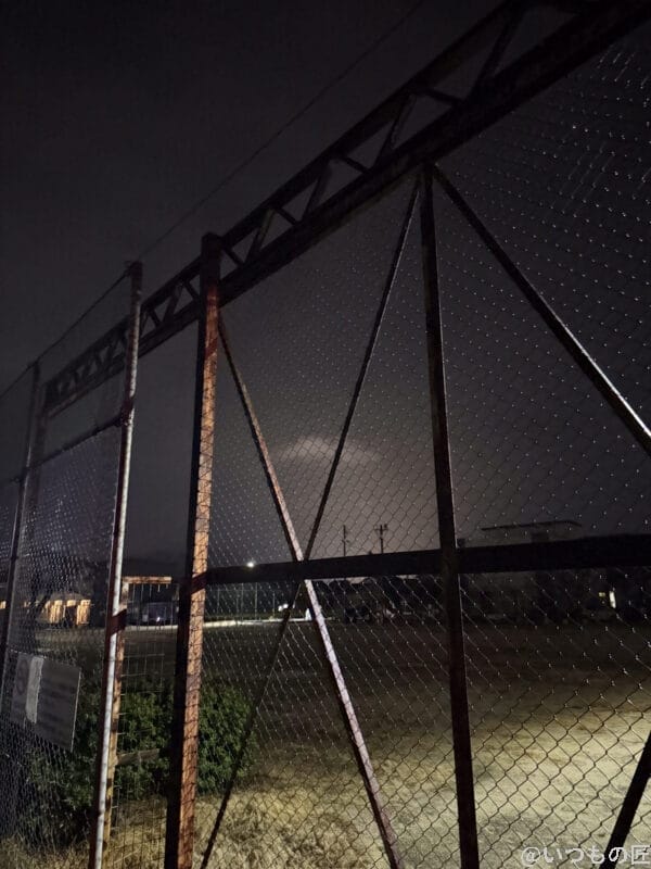 iPhone 17 Pro カメラ 夜の運動場の錆びたフェンス