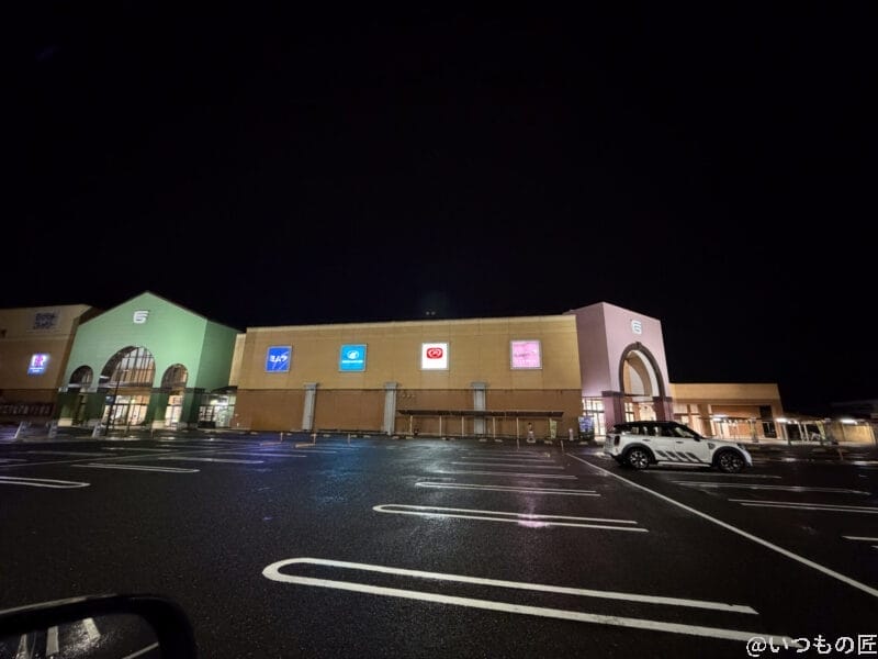 iPhone 17 Pro カメラ 夜のショッピングモールの駐車場内の風景