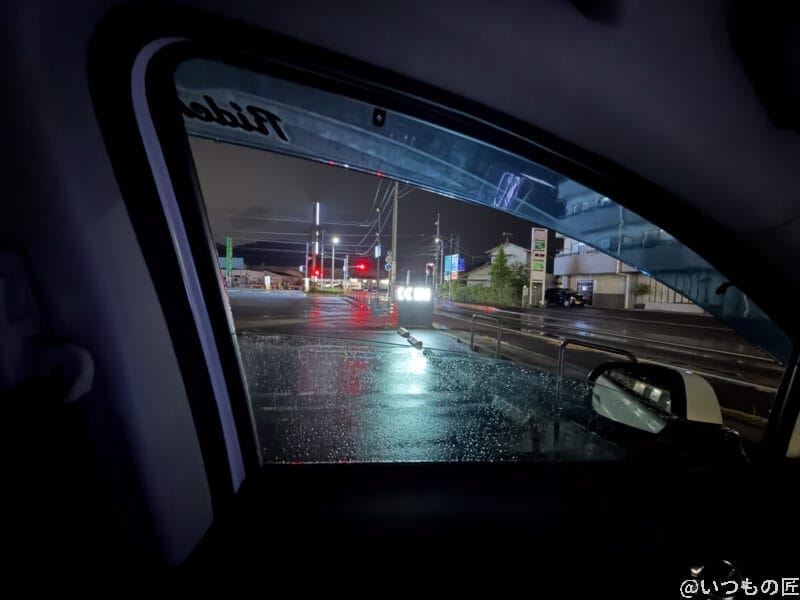 iPhone 17 Pro カメラ 車の窓から見える駐車場の風景