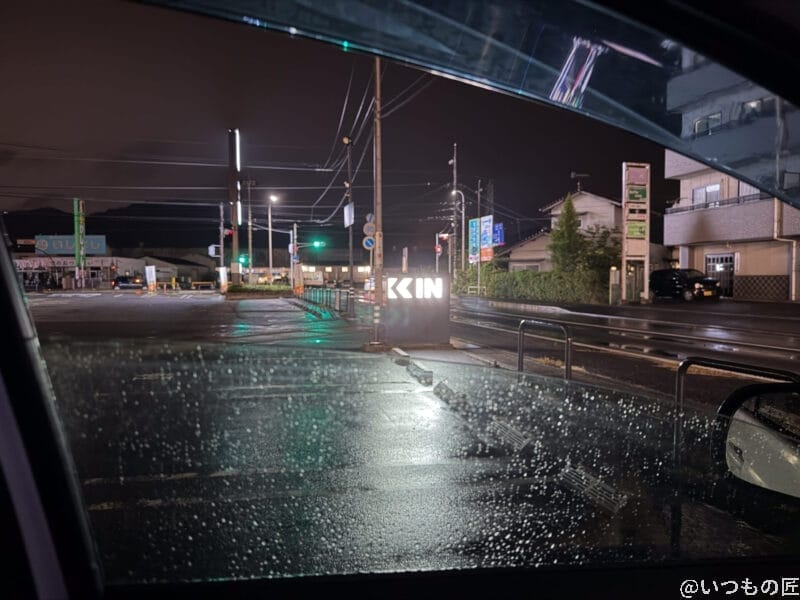 iPhone 17 Pro カメラ 車の窓から見える駐車場の風景