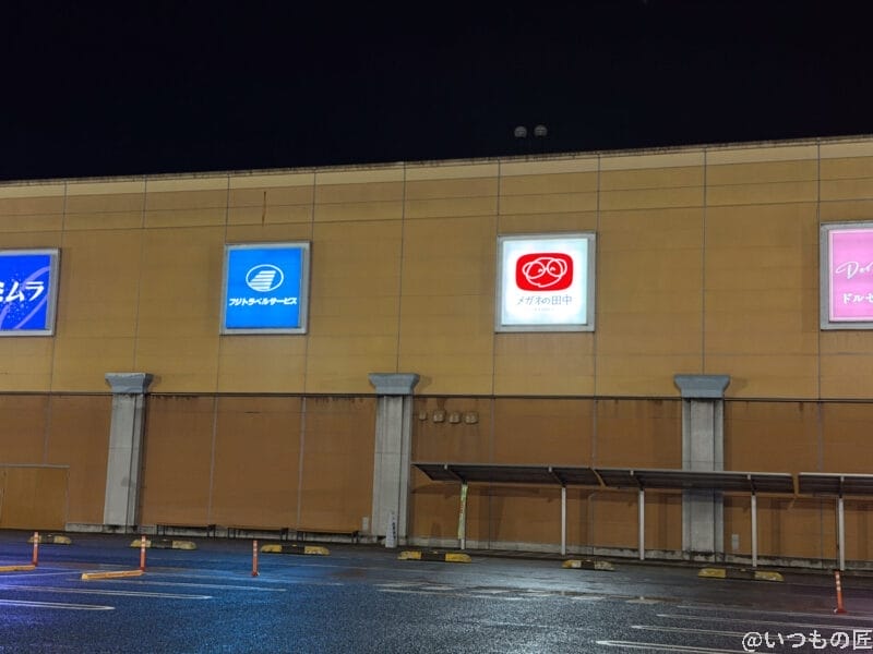 iPhone 17 Pro カメラ 夜のショッピングモールの駐車場内の風景