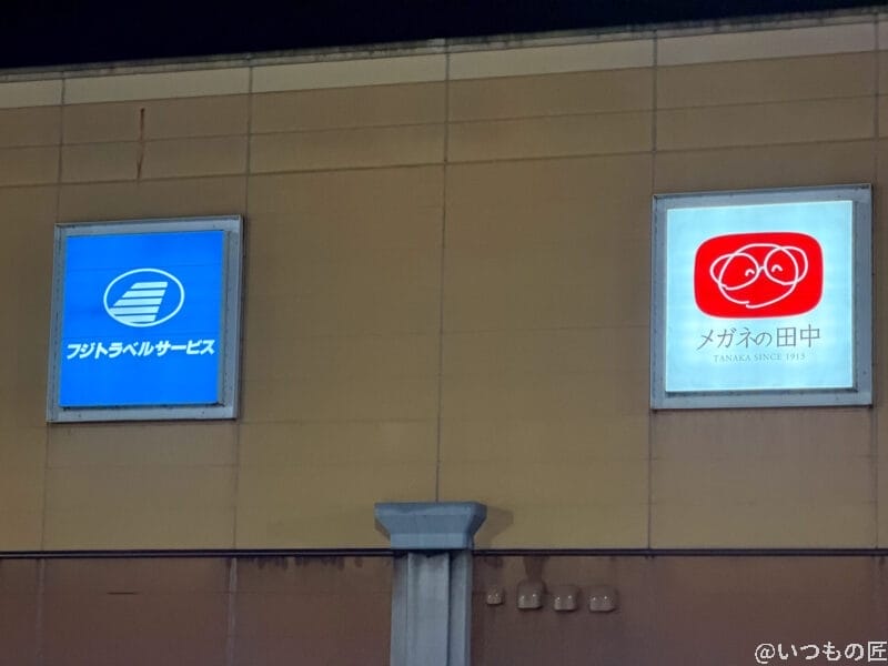 iPhone 17 Pro カメラ 夜のショッピングモールの駐車場内の風景